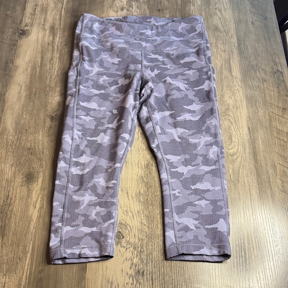 Athleta Ultimate Stash Pocket Texture Camo Capri Leggings